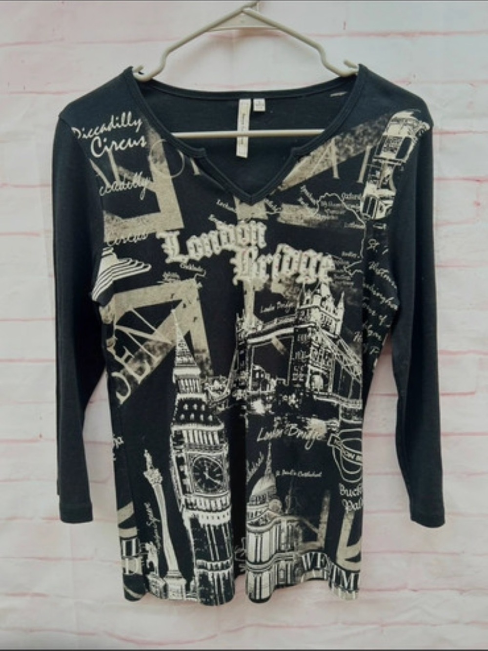 Vtg Susan Lawrence Size L Black beaded London Graphic V-Neck Long Sleeve Top